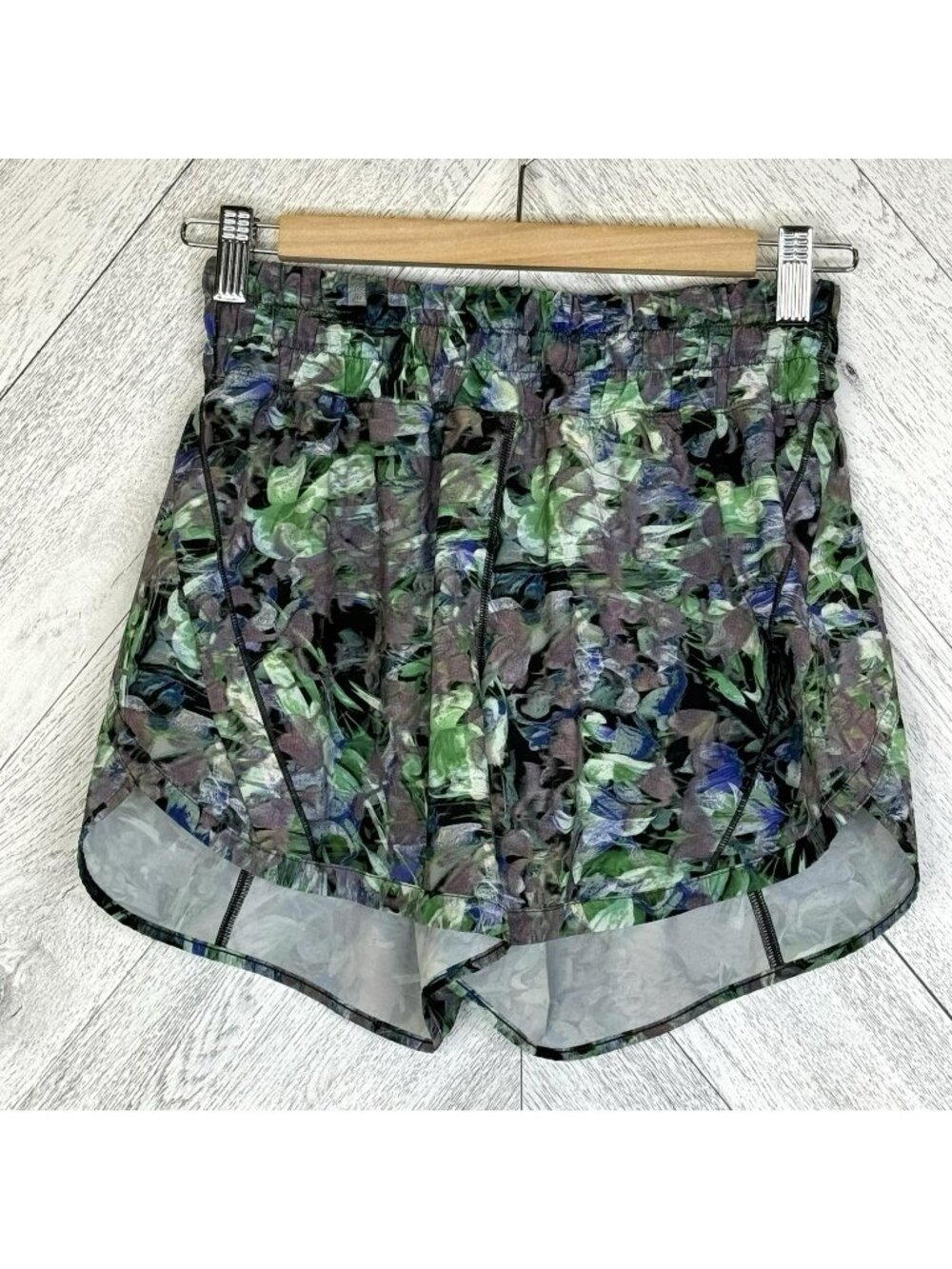 Lululemon Track That Mid-Rise Short 5" Rapid Flourish Multi Womens Size 6